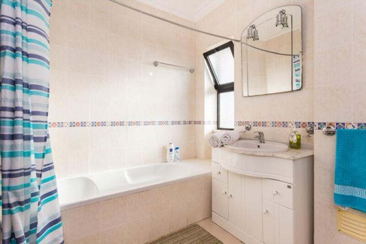 calm beach apartement Portimao Bagian luar foto